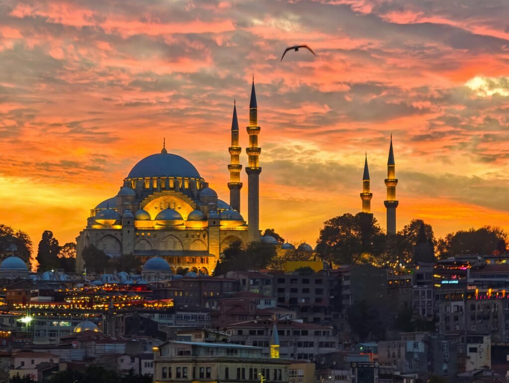 Stunning sunset colors over Süleymaniye Mosque, İstanbul, Türkiye.